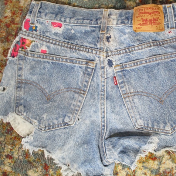 Vtg Levi's Cut Off Shorts Embroidery S/M - Picture 3 of 4